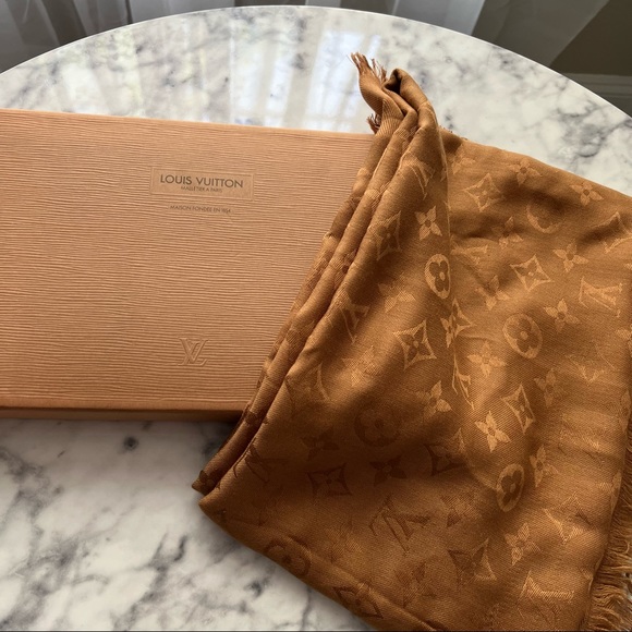 Louis Vuitton Silk Monogram Scarf 2017 (shawl, stole) - Picture 4 of 10